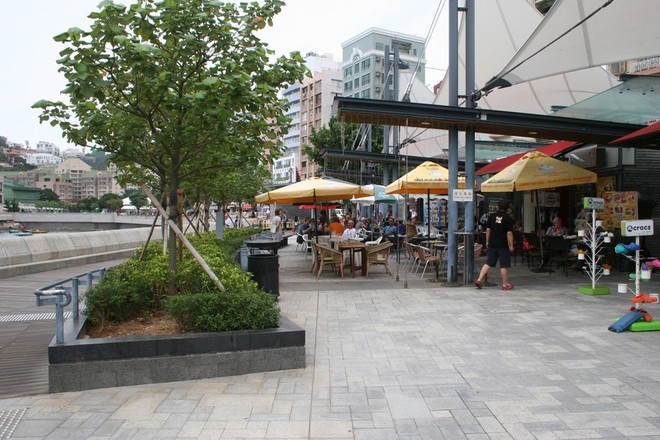 The promendade is a recent development with outside dining, sports court and tree-lined walkway. © Jeni Bone